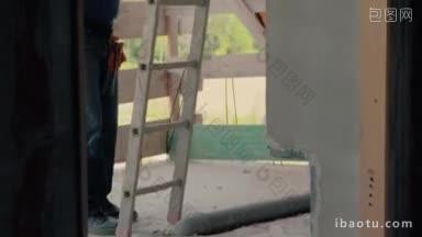 人们在建筑工地工作，手工工人在新建筑的梯子上使用锤子和凿子